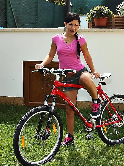 Tight and sexy brunette Rihanna Jamuel spreads her shaved cooch