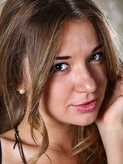 Teen cutie unleashes shows