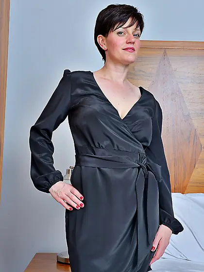 British hot short hair babe