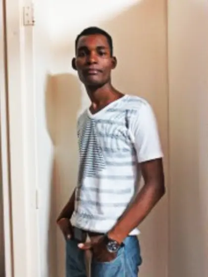 Brunette Andresblack.