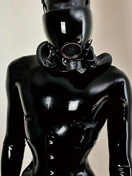 Latex catsuit girl in FFM gasmask