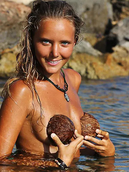 Pretty babe with chocolate sun tanned body Mango A is flashing h