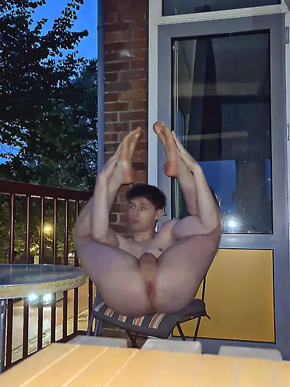 Sam naakt en tentoongesteld op zijn balkon