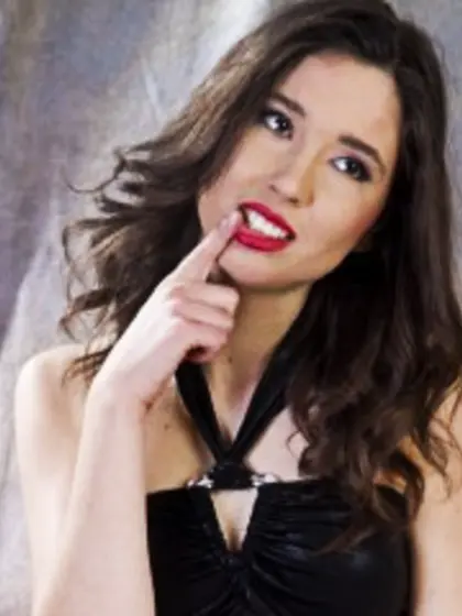 Brunette Teen Tina Zoom.