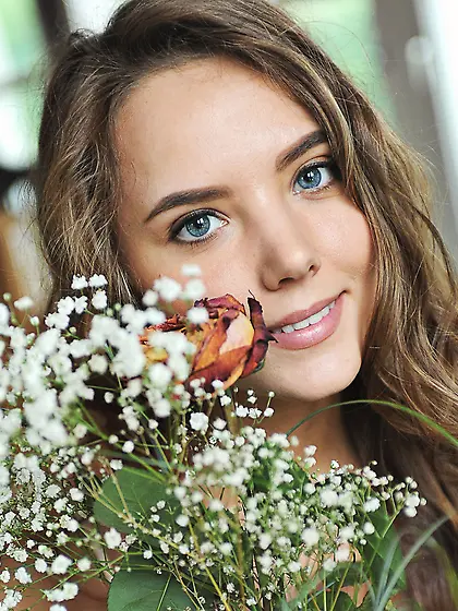 Blue-eyed brunette spreading her shapely legs on a kitchen count