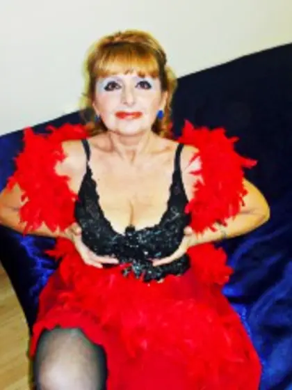 Blonde martha perform close