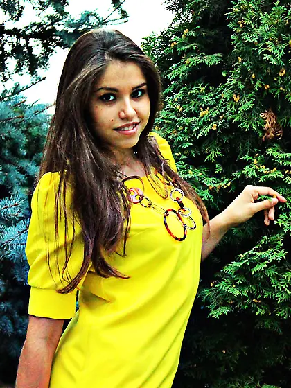 White girl with nice tits like to dancing...