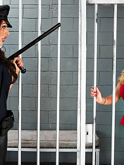 Hottest jailer ever seduces prisoner's busty wife for the threes