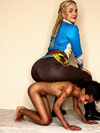 Big booty Zelda cosplay pawg sits on nigger
