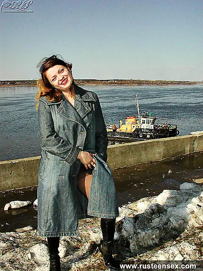 Teen redhead exposing pussy outdoor