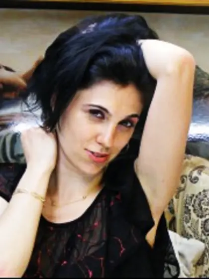 Brunette lory perform cameltoe