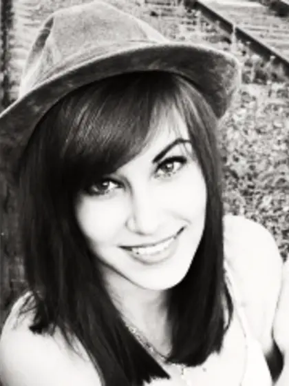 Brunette Teen Annyg Dancing.