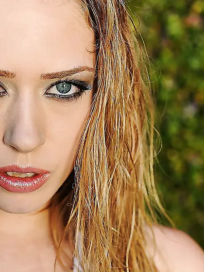 Posh blonde beauty with huge tits pours water on her sexy feet o