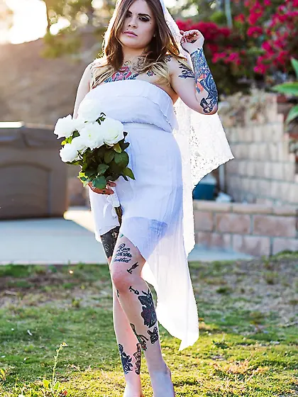 Thick rocker babe flashes