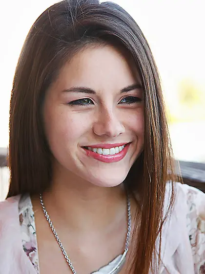 Brunette stunner is loving the date but she actually wants to ea