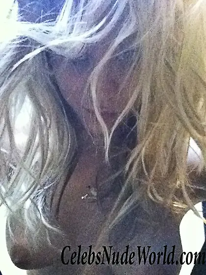 Kaley Cuoco leaked nude photos