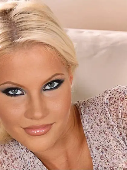 Sweet blondie Pink Pussy uses sex toys, fingers and her wild fan