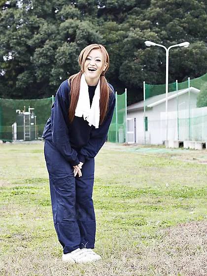 Nice-nelly Asian babe with red hair An Umemiya exercises outdoor