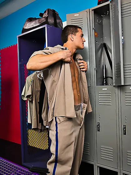 Lustful brunette lures hot security guard on fucking in the lock