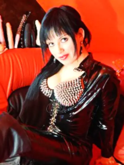 Brunette jullya love perform