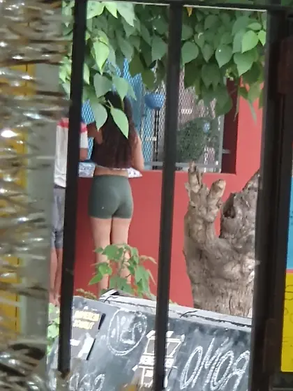 Espiando culos y tetas en la calle