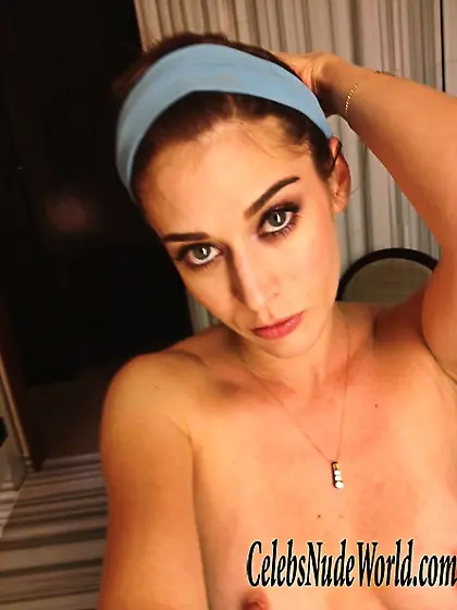 Lizzy Caplan nude