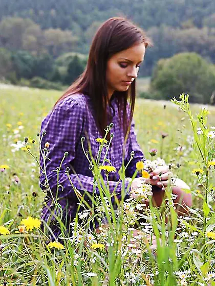 Mature go to nude outdoor on the nasty grass