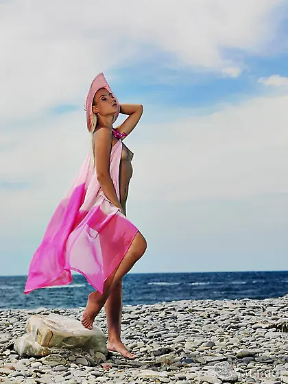 Hot blonde with nice tits is showing off by the water cuz she