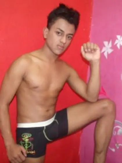 Brunette leandro perform dancing