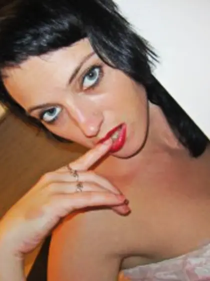 25 yo brunette Simona.