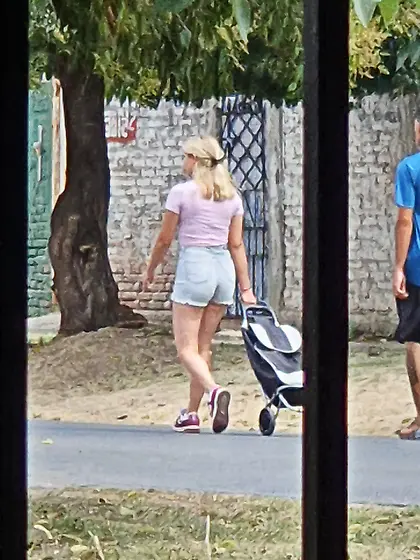 Espiando culos y tetas en la calle