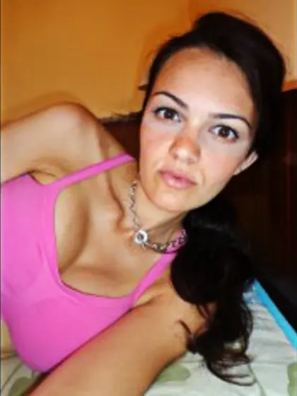 Brunette linnetx perform dancing