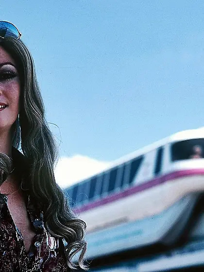 Luscious babe expose lusty