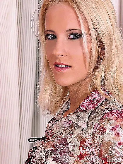 White haired European babe Justine Ashley gives blowiob in her b