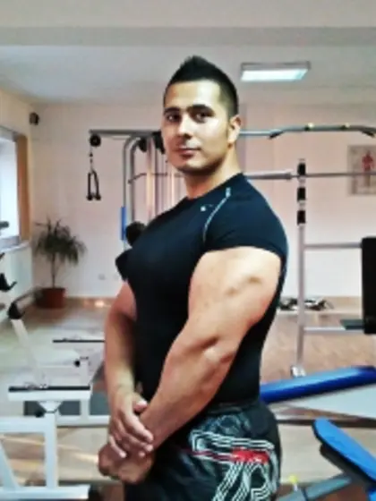 Brunette mrbiceps perform close