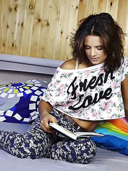 Brunette Mary Dee exposes her shaved ass and tattoos for a sexy