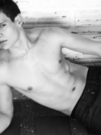 Brunette farit perform close