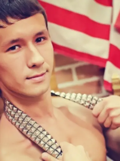 Brunette guyx perform close