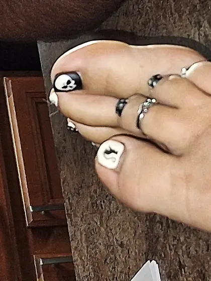 Girlfriends' toes