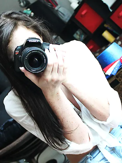 Freckles opens up her shirt and reveals her gorgeous natural boo