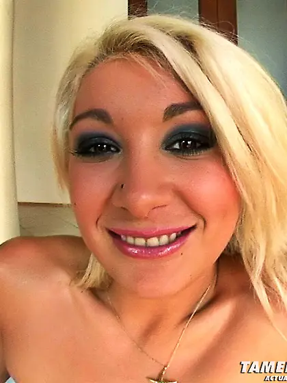 Blonde babe opens mouth