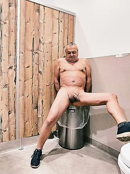 Nu et offert dans les toilettes