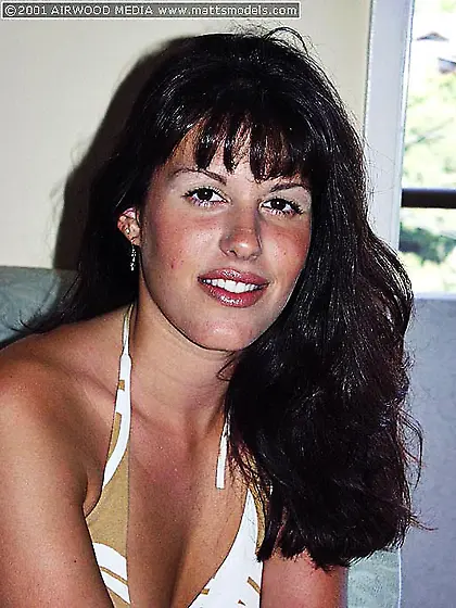 Brunette chick Nikki Loren spreads her long long legs and shows