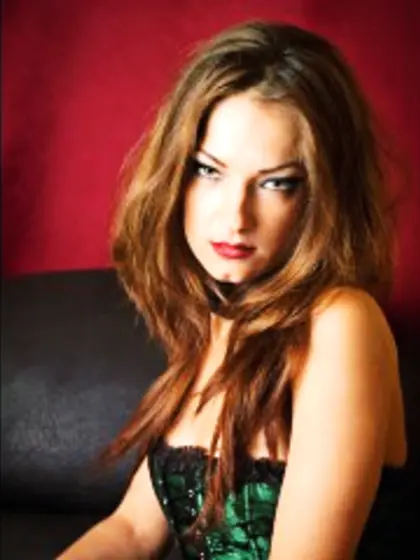 Brunette lauradomme perform close