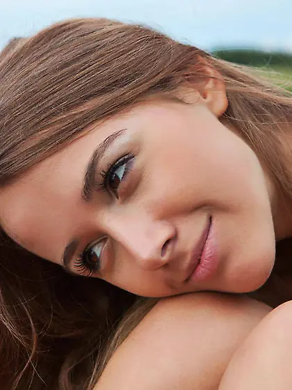 Lina Diamond is a sensual teen chick and she shows us her shaved