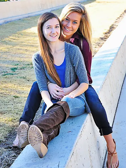 Girls reveal boobs outdoors and go to hotel to continue with cun