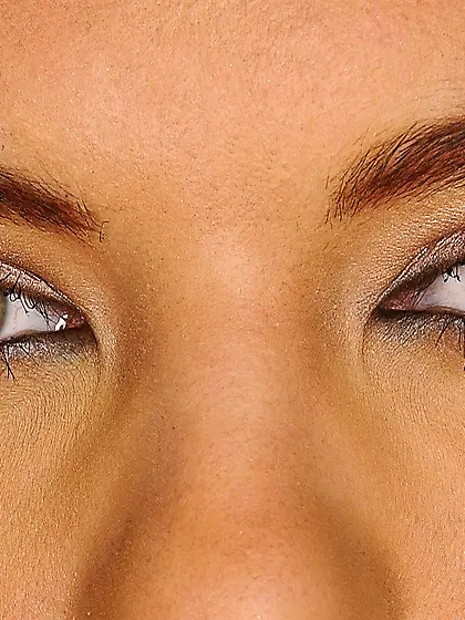 Brunette whore Olivia York is lying before the camera diddling p