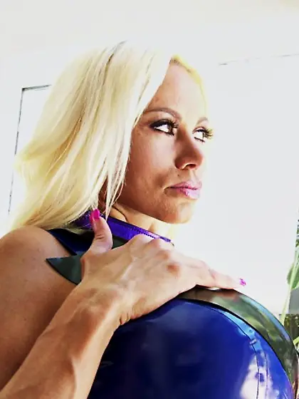 Busty woman latex bends