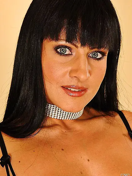 Kleopatra La Roux takes all of her clothes for the camera and st