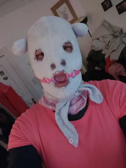 Flausch Klo Sklavin wird Vorgeführt von Master